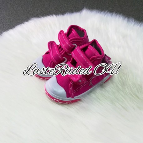 Girl's tennis shoes